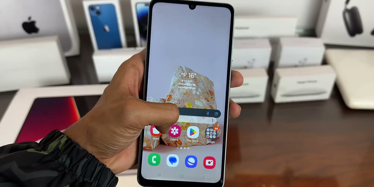Samsung Galaxy A06 en la mano con la pantalla de inicio abierta, antes de hacerlo más rápido