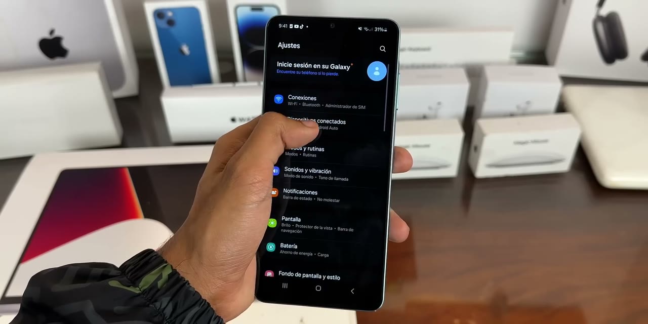 Menú principal de Ajustes de un Samsung Galaxy con la opción Iniciar sesión en tu Galaxy arriba