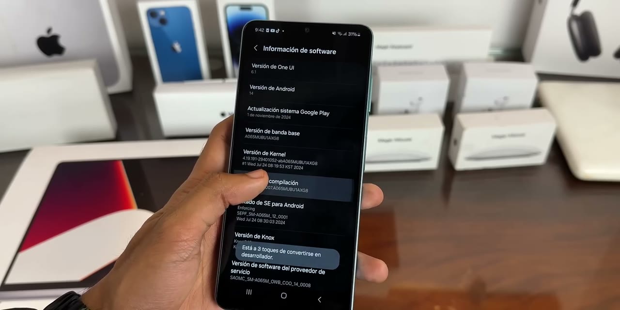 Información de software de Samsung con el aviso de que faltan dos toques para activar el modo de desarrollador