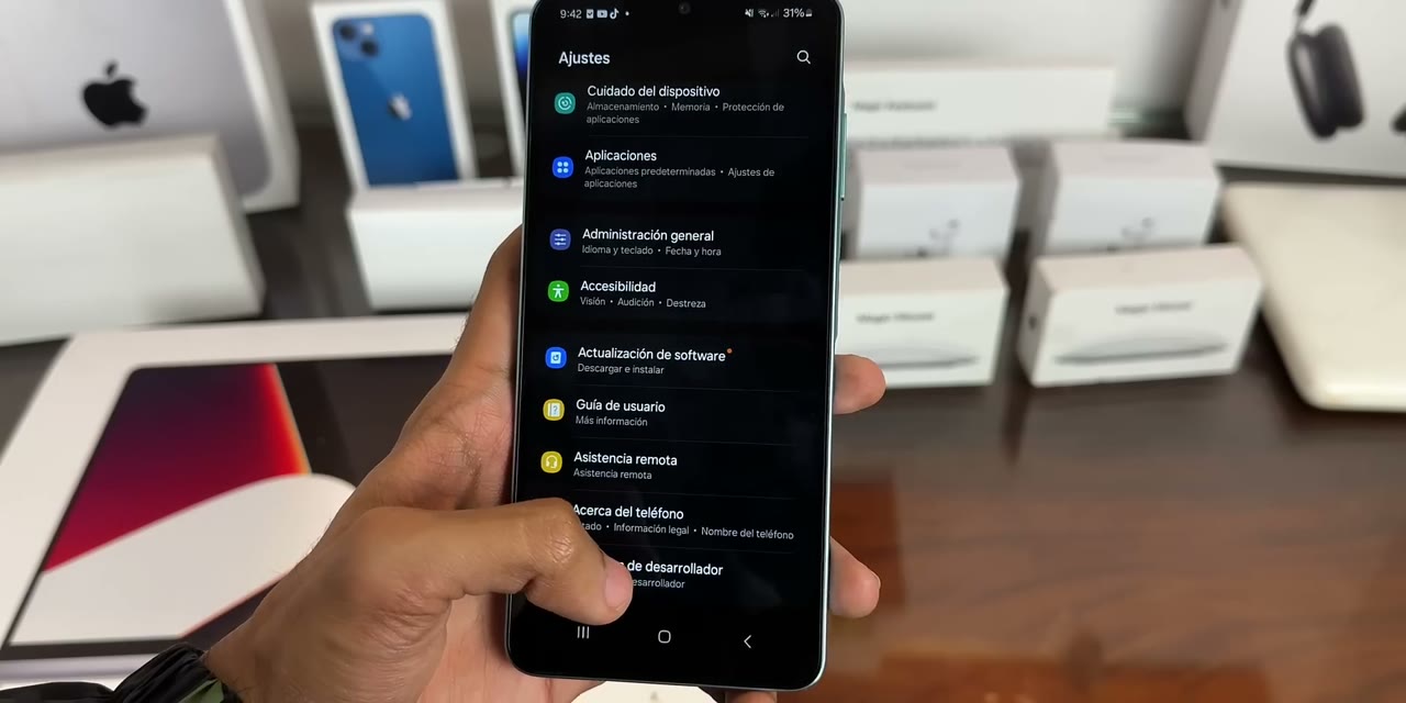 Ajustes de Samsung con Opciones de desarrollador al final, debajo de Acerca del teléfono