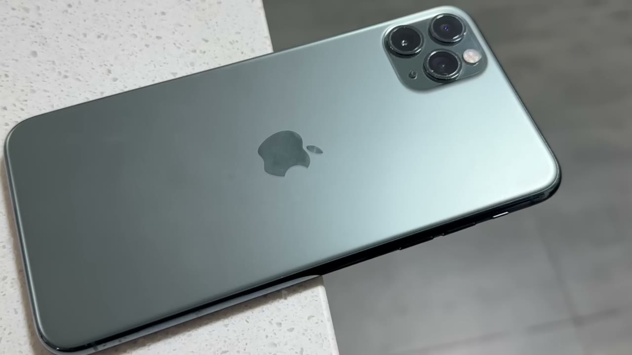 iPhone 11 Pro Max usado, comprado en la calle, con la batería en mala condición