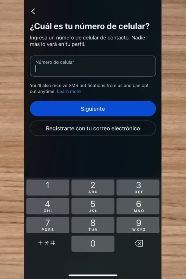 App de Facebook pidiendo el número de celular para crear la cuenta, con la opción de registrarse con correo debajo