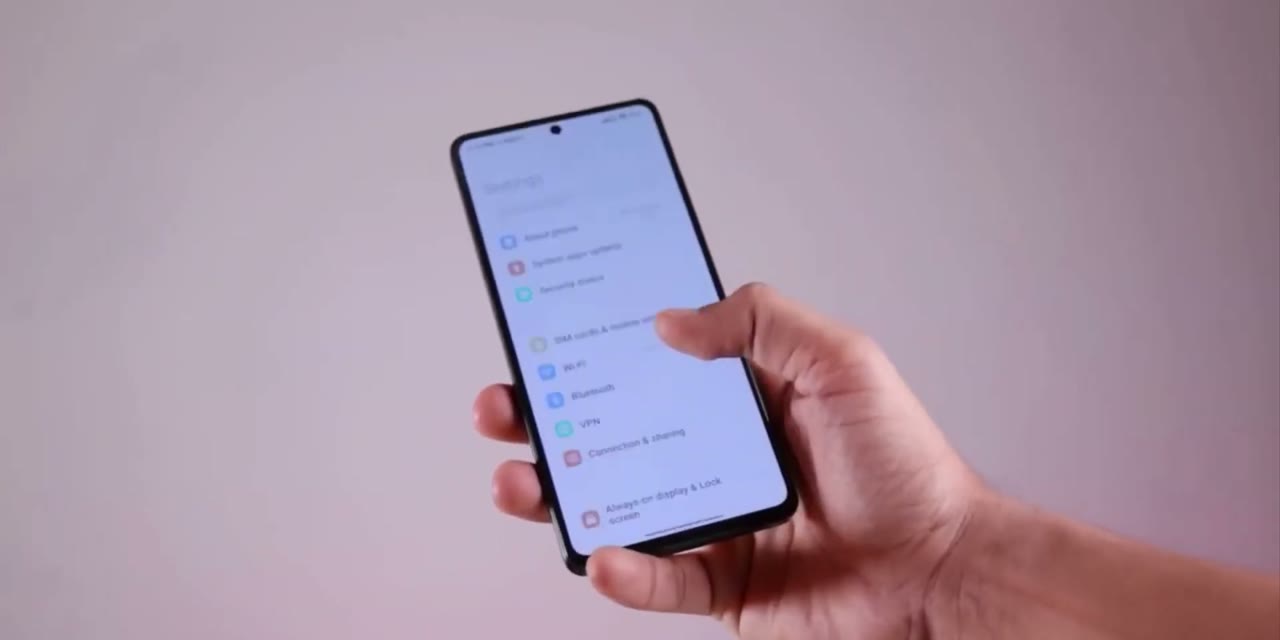 Ajustes de un celular Xiaomi abiertos en la mano