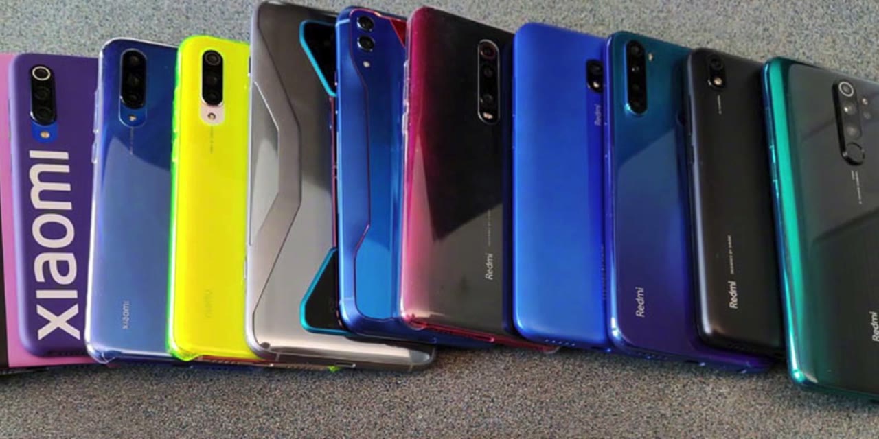 Varios celulares Xiaomi y Redmi alineados sobre una mesa