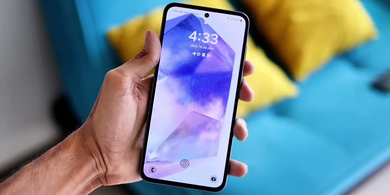 Samsung Galaxy A55 en la mano con la pantalla de bloqueo encendida