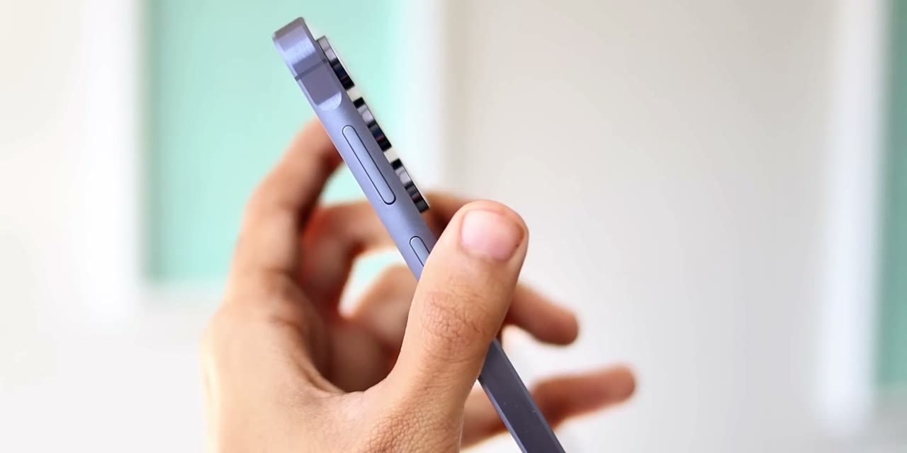Borde lateral de aluminio del Galaxy A55 con los botones
