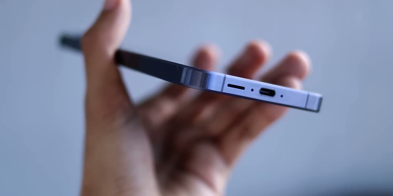 Borde inferior del Galaxy A55 con el puerto USB-C y el altavoz