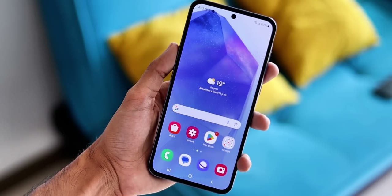 Pantalla Super AMOLED del Galaxy A55 encendida en la pantalla de inicio
