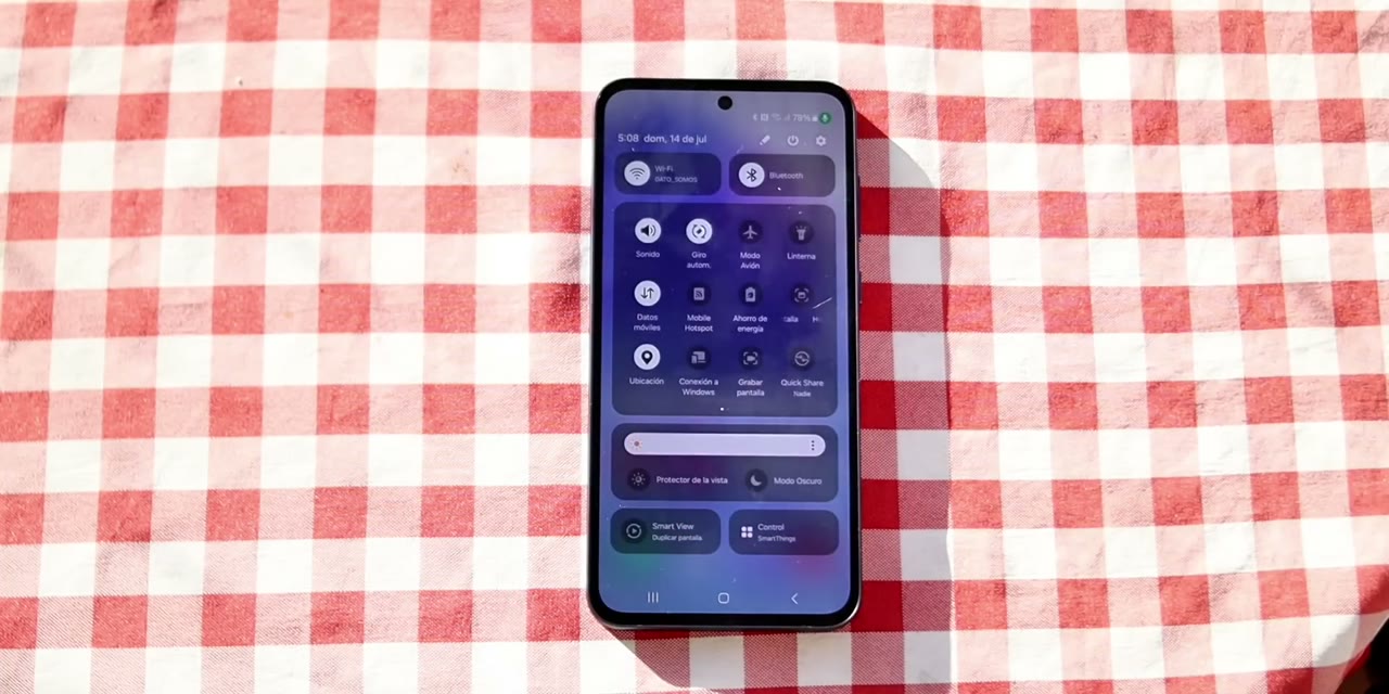 Panel de ajustes rápidos de One UI en el Galaxy A55