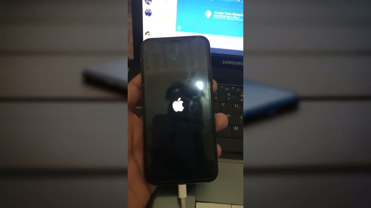 iPhone X reiniciando con el logo de Apple después de salir del modo de recuperación