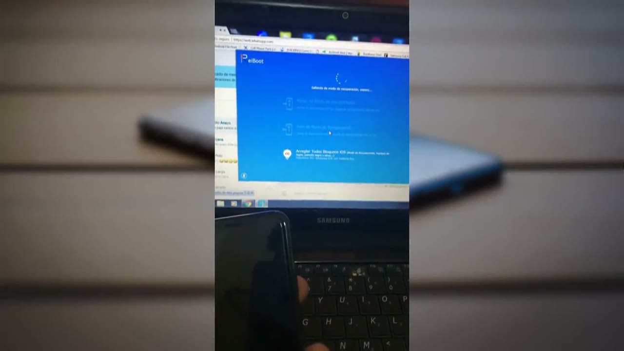 Pantalla del programa en la computadora mientras el iPhone se reinicia
