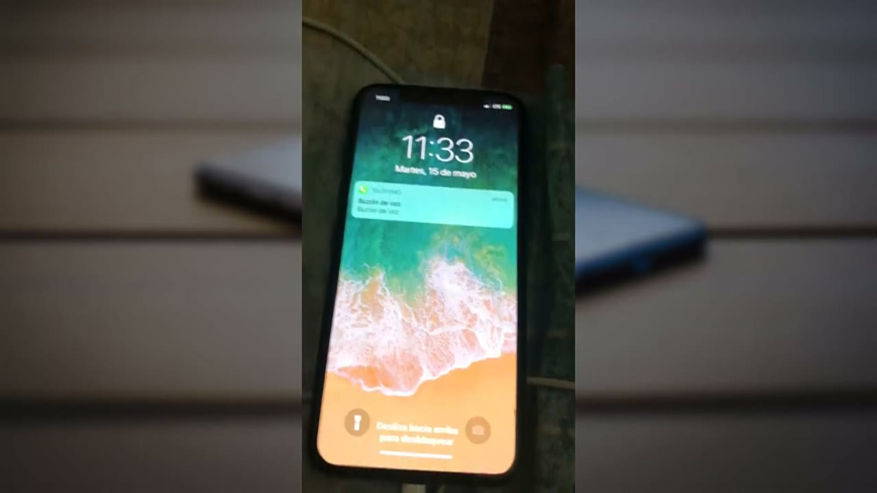 iPhone X funcionando otra vez, en la pantalla de bloqueo con la hora