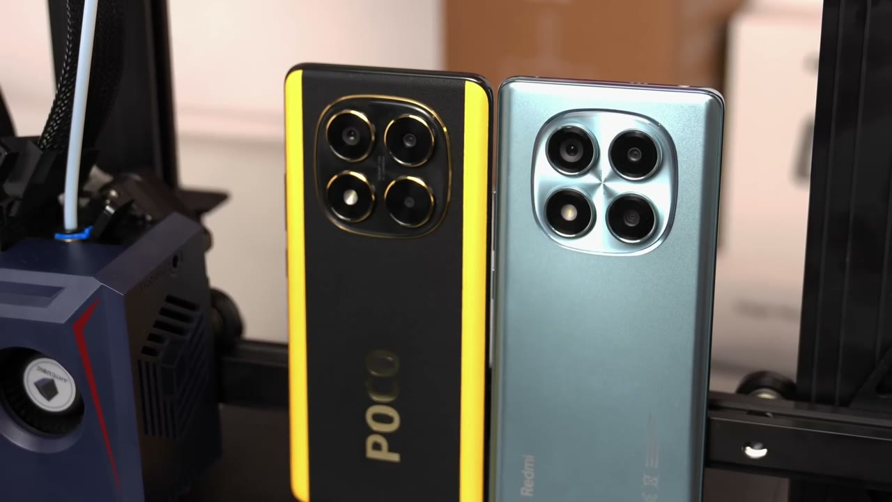 POCO X7 negro con amarillo y Redmi Note 14 Pro azul, uno al lado del otro
