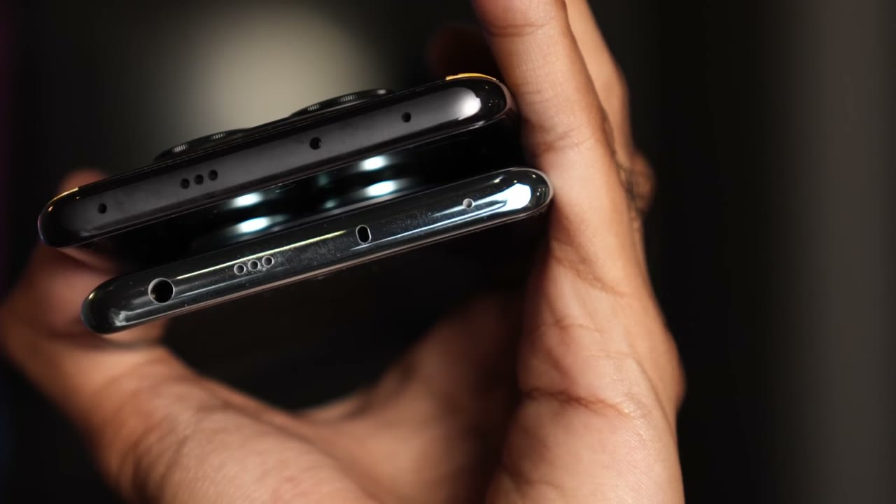 Borde inferior del POCO X7 y del Redmi Note 14 Pro comparando puertos y entrada de audífonos
