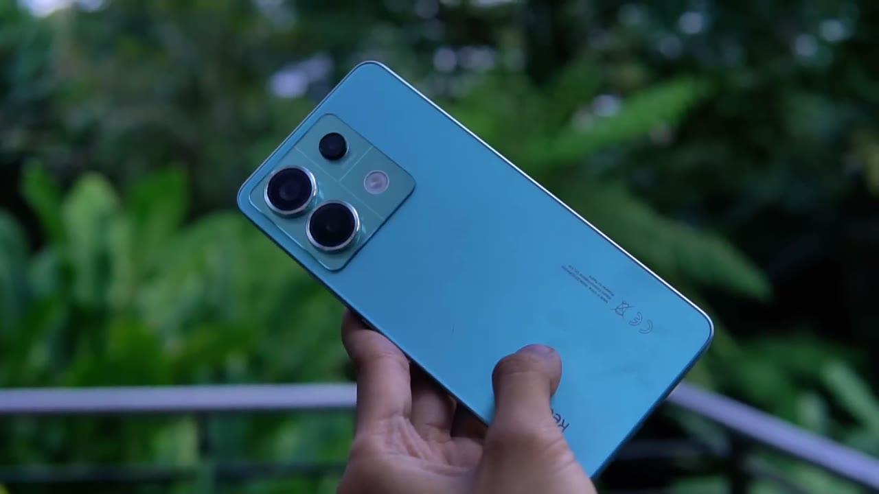 Redmi Note 13 Pro 5G color verde azulado visto por detrás, con su módulo de cámaras cuadrado