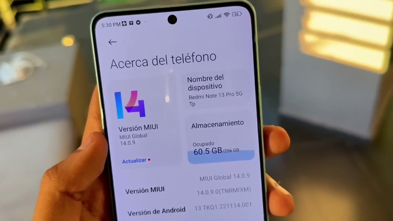 Pantalla Acerca del teléfono del Redmi Note 13 Pro 5G con el nombre del dispositivo y la versión de MIUI