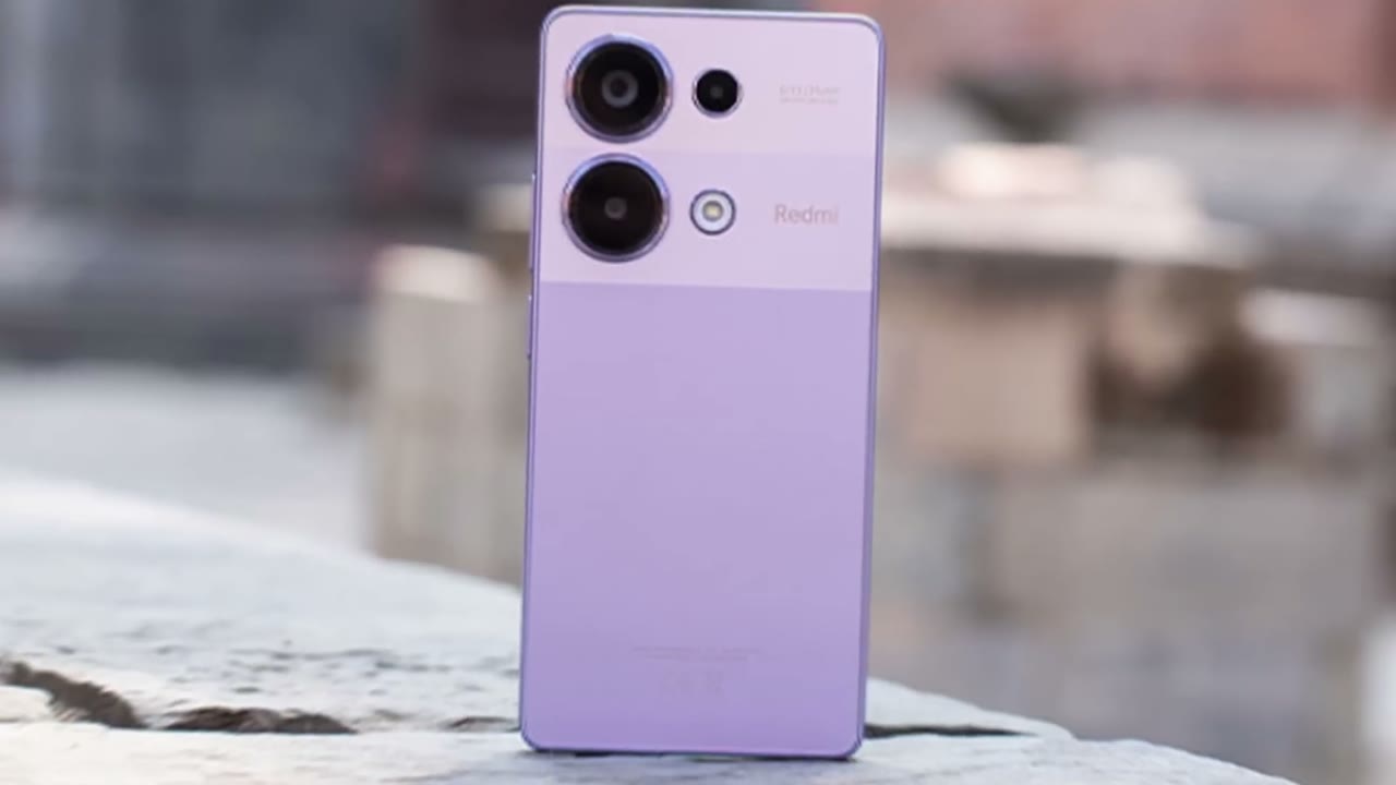 Redmi Note 13 Pro 4G morado de pie, con dos anillos de cámara sobre una franja de otro tono