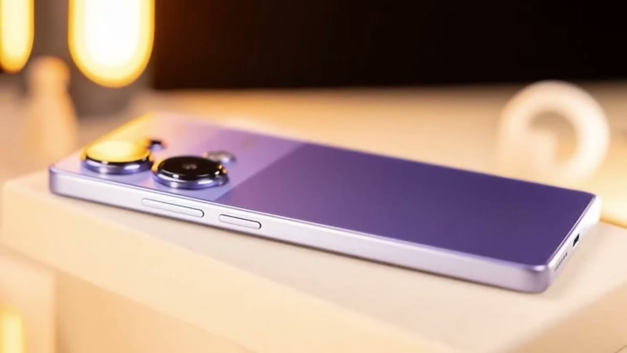 Redmi Note 13 Pro 4G morado acostado, con la parte trasera de dos tonos y los botones de volumen