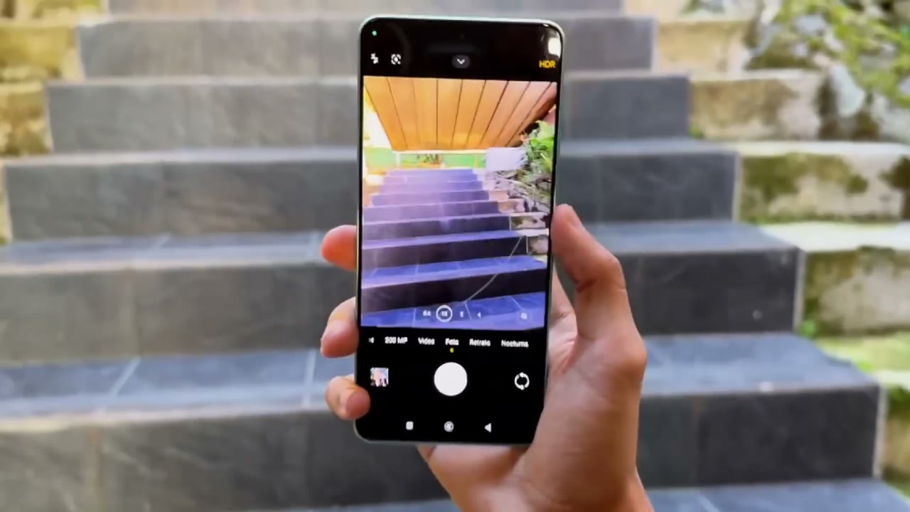 Aplicación de cámara del Redmi Note 13 Pro 5G encuadrando unas escaleras al aire libre