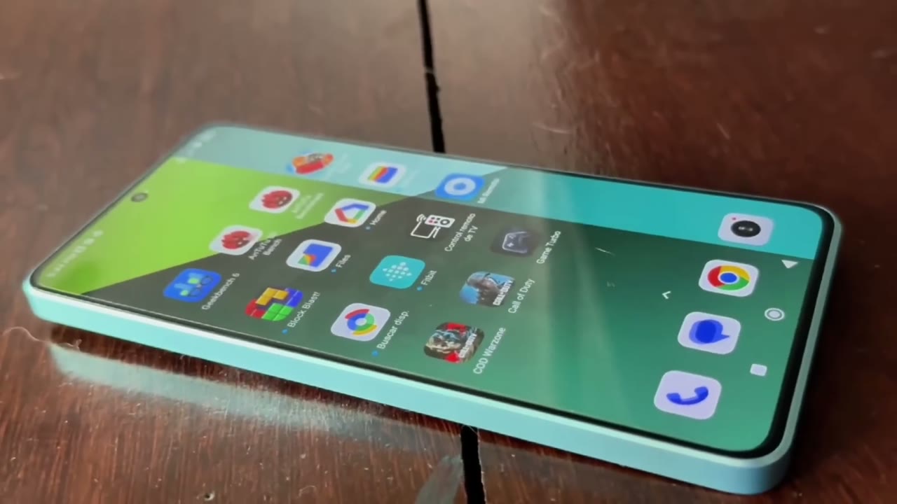 Redmi Note 13 Pro 5G sobre una mesa con la pantalla de inicio encendida