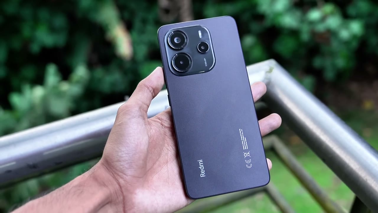 Redmi Note 14 4G negro visto por detrás, con el módulo de tres cámaras