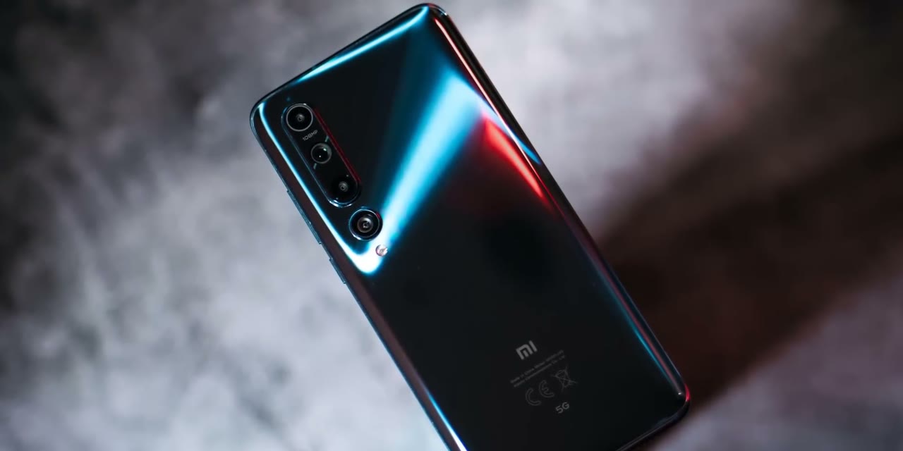 Parte trasera de un celular Xiaomi con su cámara triple