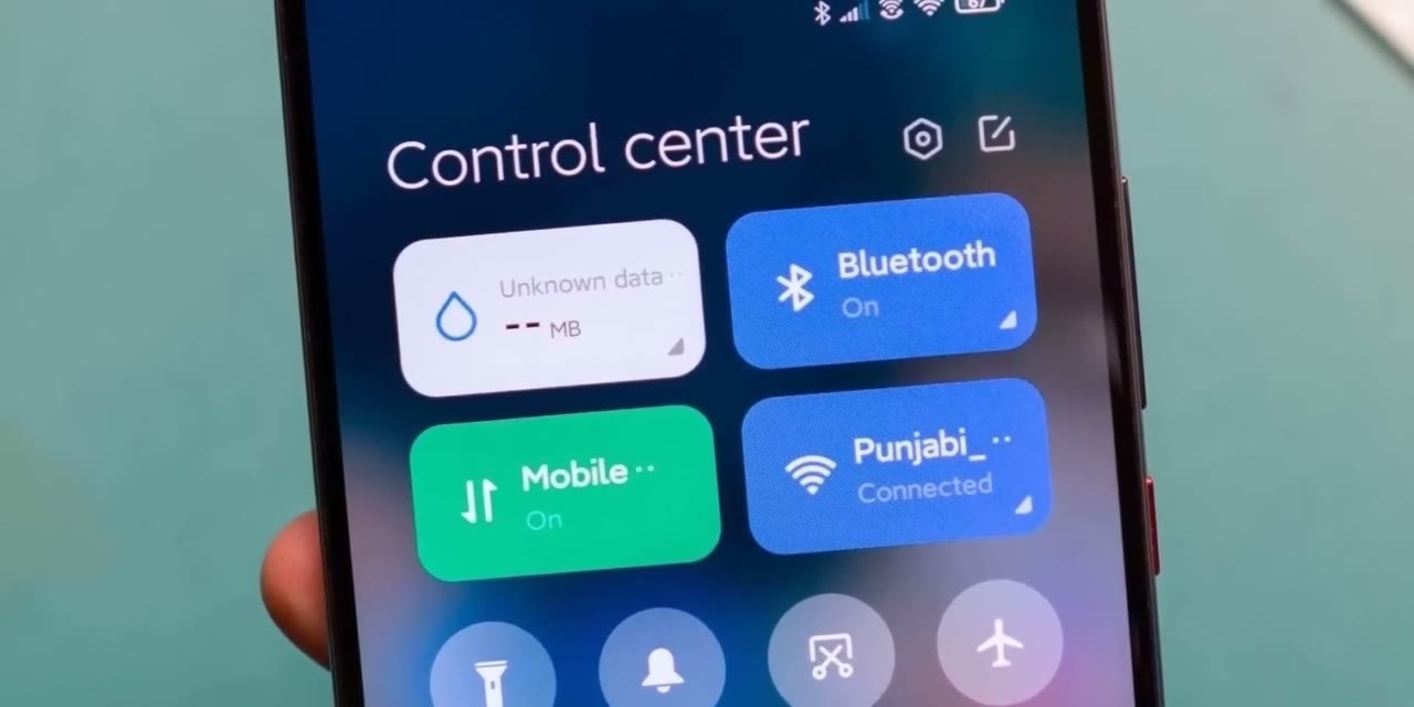Centro de control nuevo de Xiaomi con los botones de Bluetooth, datos y wifi