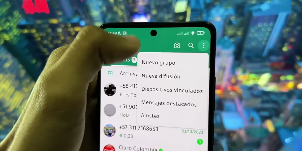 Menú de tres puntos de WhatsApp con la opción Dispositivos vinculados