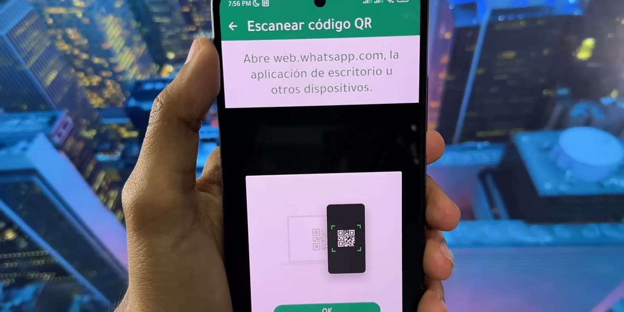WhatsApp mostrando la cámara para escanear el código QR del otro celular
