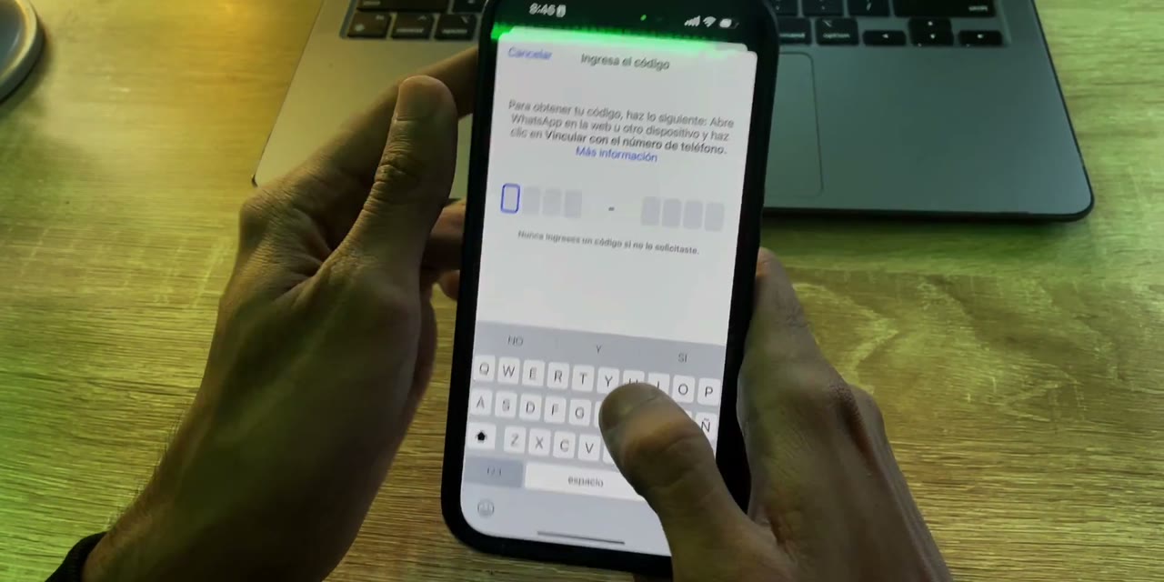 Pantalla Ingresa el código en WhatsApp para iPhone con el aviso Nunca ingreses un código si no lo solicitaste