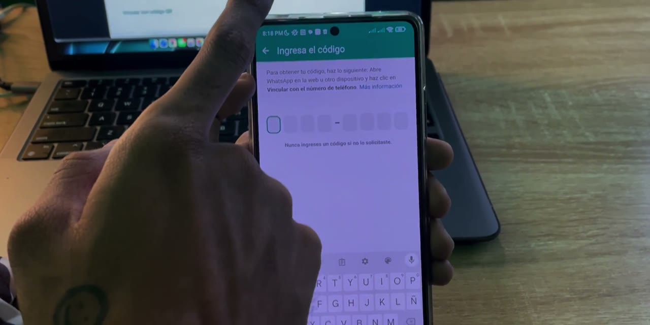 Escribiendo en el celular Android el código que dio WhatsApp Web